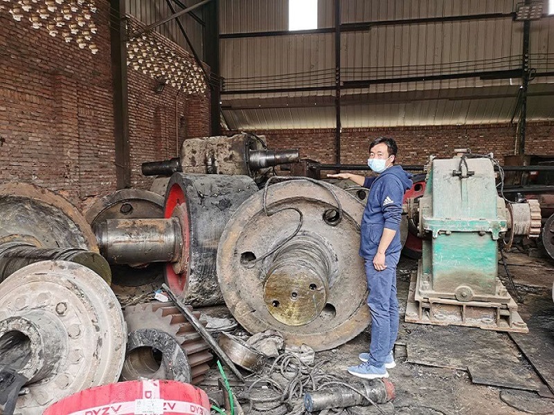 Disassembly of Large Rollers in a Cement Machinery Factory in Xi'an